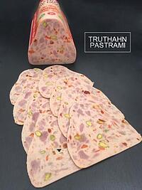SPAN. TRUTHAHN-​PASTRAMI IN DREIECKSFORM 